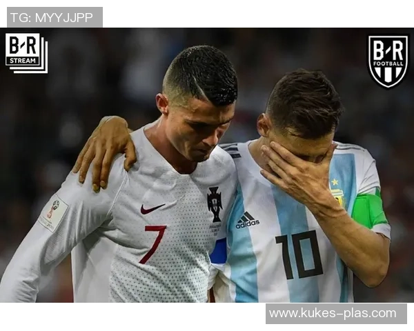 梅西在绿茵场上的精彩瞬间与球迷热情互动的动人画面